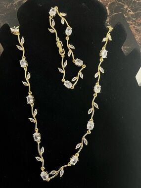 Crystal Necklace with a Gold Tulip-Vine Desing and Matching Bracelet - women’s J